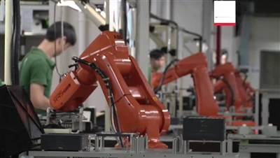 Az ipari robotok lehetővé teszik a kötőelemek és más vállalkozások számára a ...